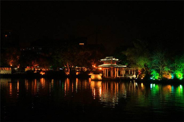 夜泛洞庭寻裴侍御清酌
