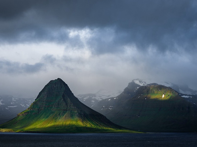 列郡讴歌惜,三朝出入荣的出处意思赏析