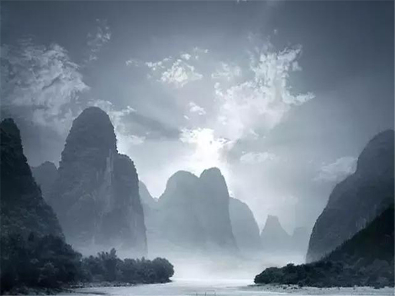 石头巉岩如虎踞,凌波欲过沧江去出处意思赏析