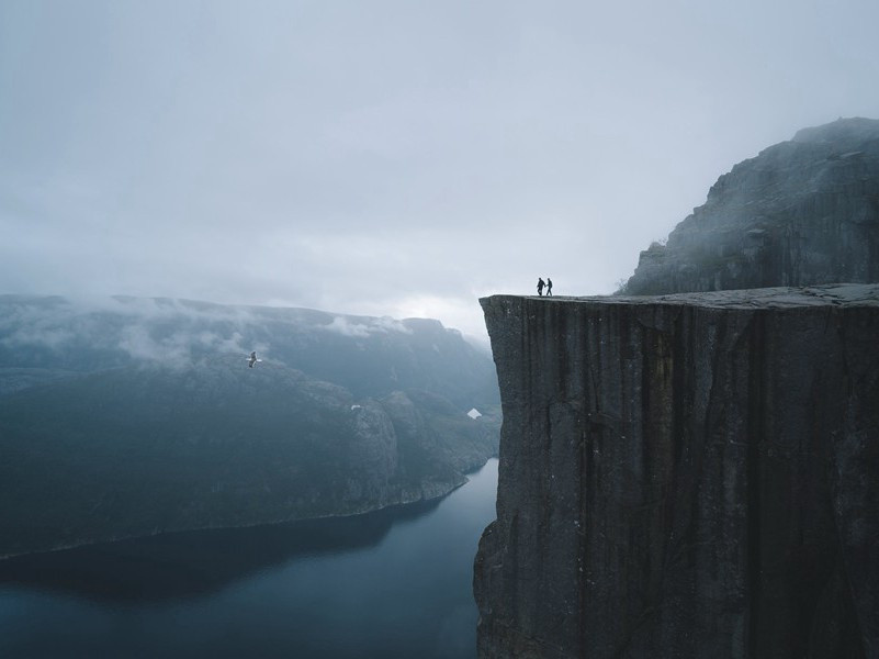 独敲初夜磬,闲倚一枝藤的出处意思赏析