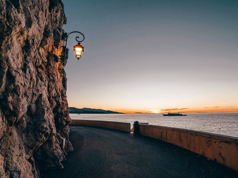 醉舞下山去,明月逐人归的意思出处赏析