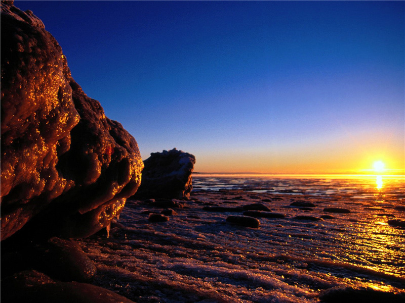 缭绕斜吞铁关树,氛氲半掩交河戍出处意思赏析