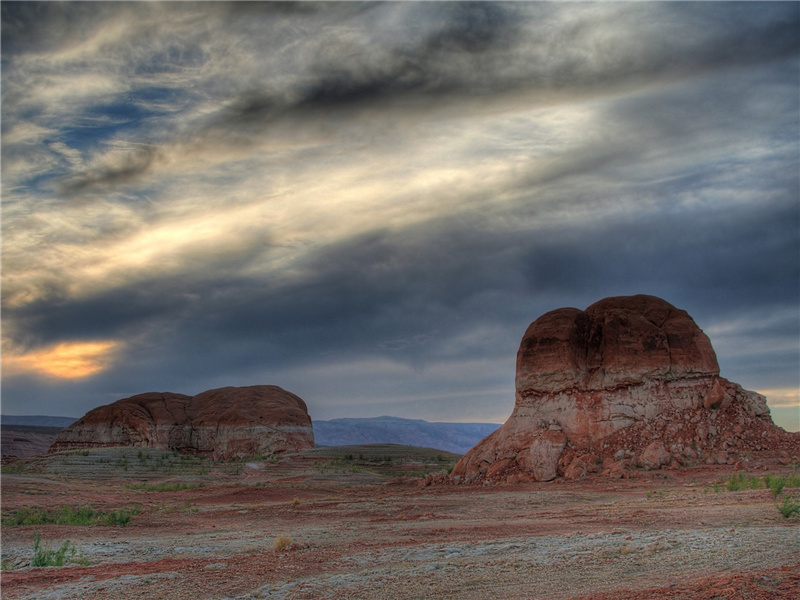 泪湿罗巾梦不成,夜深前殿按歌声的出处意思赏析