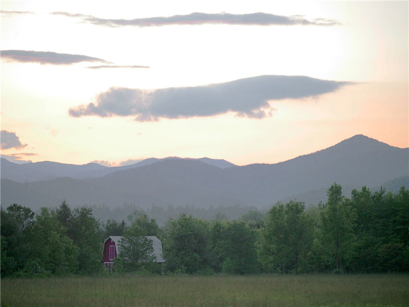 水窗低傍画栏开,枕簟萧疏玉漏催出处翻译赏析