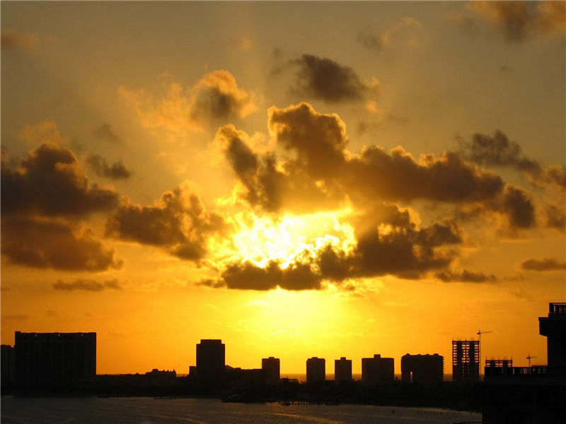 元宵行乐年年事,儿女嗔人夜不回出处意思赏析