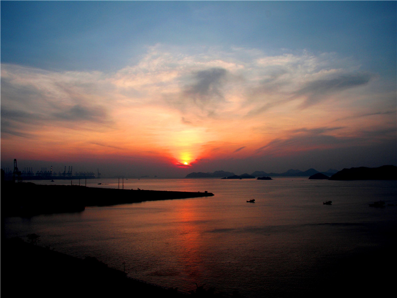 遥闻渔父唱歌来,始觉中秋是今夕出处意思赏析