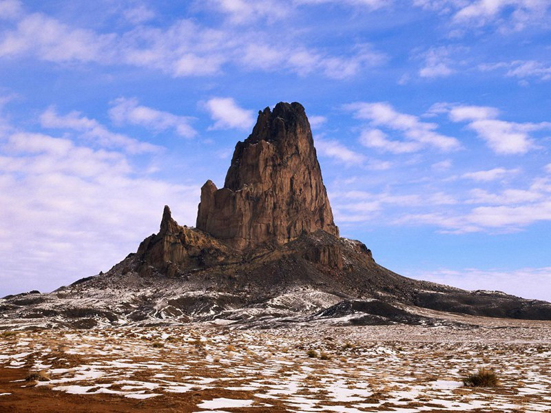 朝见马岭黄沙合,夕望龙城阵云起出处意思赏析
