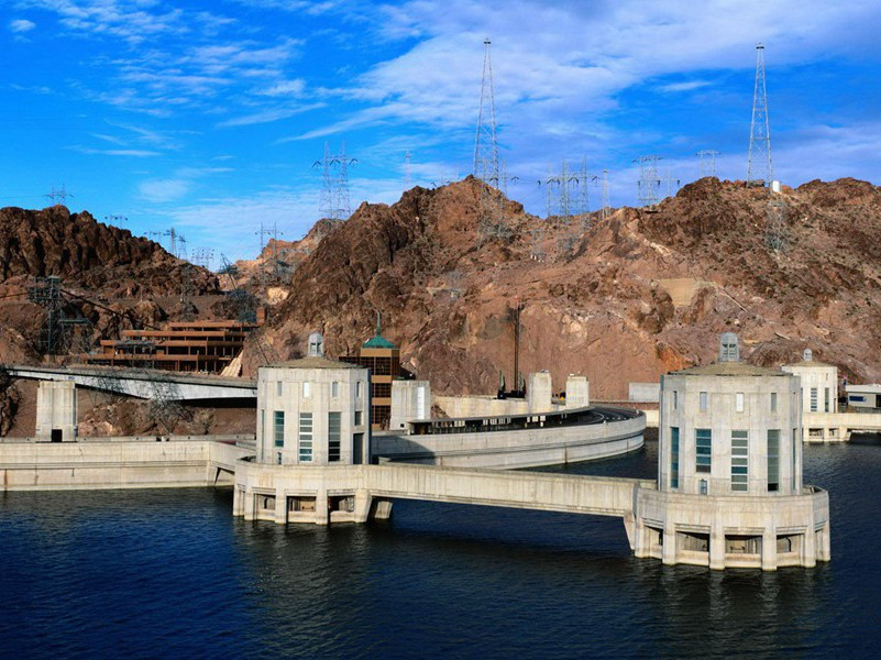 又送王孙去,萋萋满别情的出处意思赏析